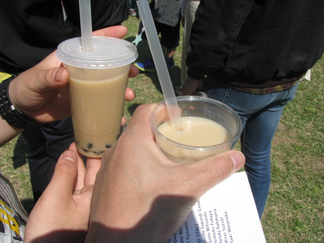 台湾のブースで買ったタピオカミルクティー