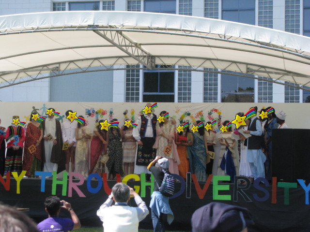 民族衣装のコンテスト？