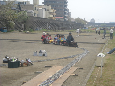 「広瀬川で遊ぼう2010」でミニSLに乗る息子