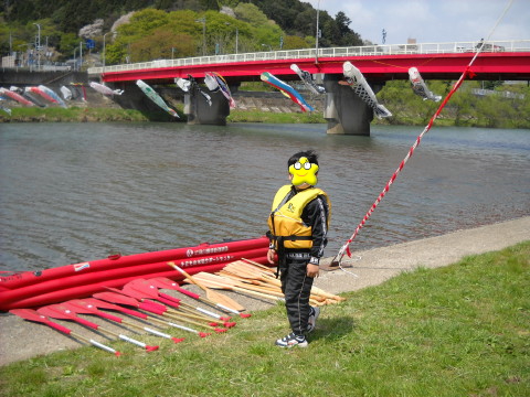 カヌーに乗る準備をする息子