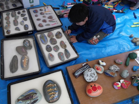 広瀬川で遊ぼう2013で石ころアートに挑戦