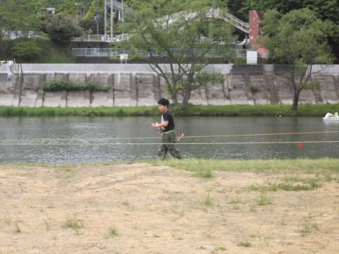 飛ばしたペットボトルロケットを拾って･･･