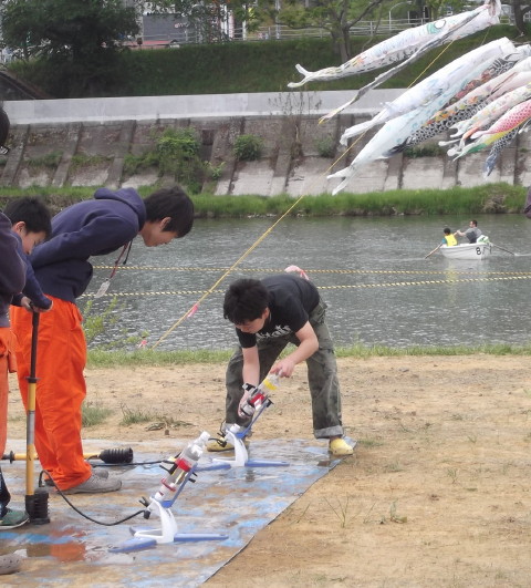 ペットボトルロケットを発射台にセット！