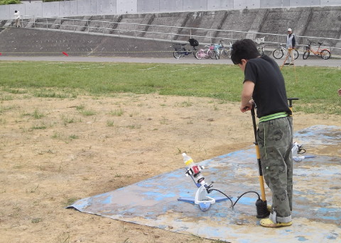 ペットボトルロケットに空気を入れて･･･