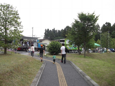 縄文の森広場の入り口方面へ移動