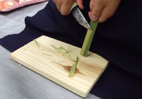 岩出山の竹細工師に教わる竹とんぼ作り