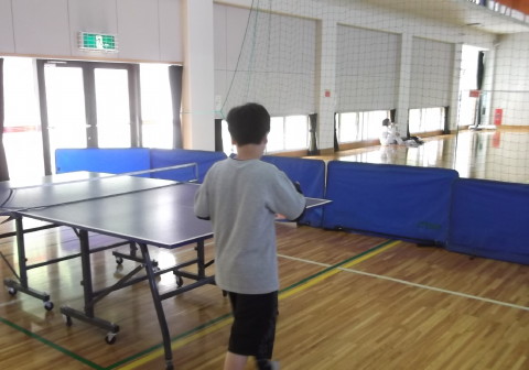 グリーンピア岩沼の体育館で息子と卓球