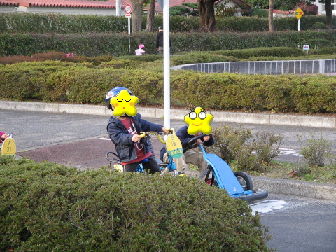 信号で停止しているチビッ子たち