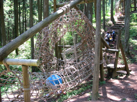 ネットの中を1回転する遊具