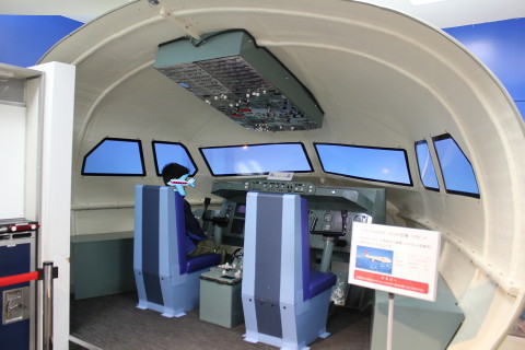 仙台空港内のミュージアムにあるコックピット体験模型