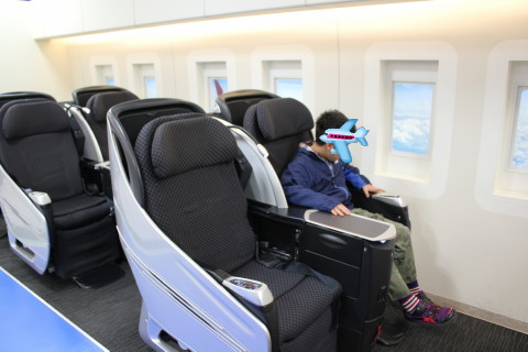 飛行機の客席を再現した展示物